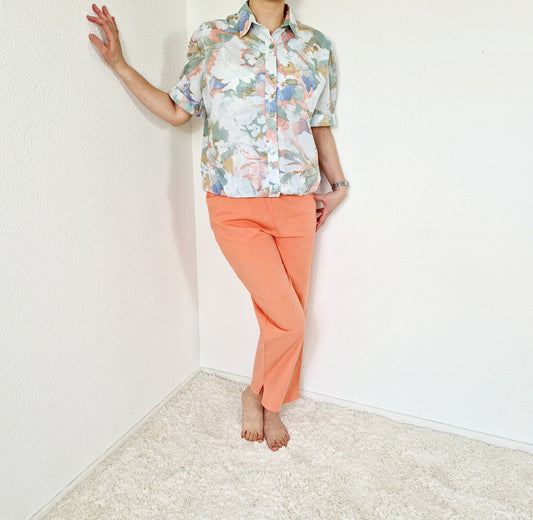 Einzigartige und nachhaltige Vintage Hose in lachs. Unique and sustainable vintage trousers in salmon. Model.