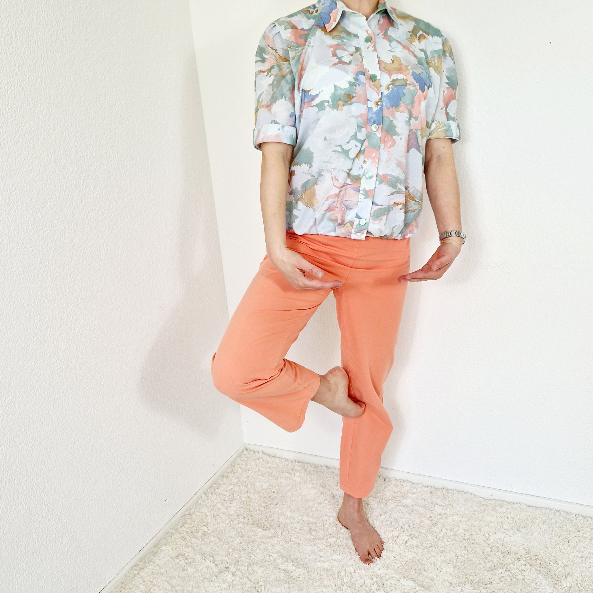 Einzigartige und nachhaltige Vintage Bluse in mint-lachs-hellblau. Unique and sustainable vintage blouse in mint-salmon-light blue. Model.