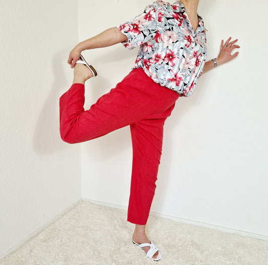 Einzigartige und nachhaltige Vintage Bluse in weiss-rot-rosa mit Blumen. Unique and sustainable vintage blouse in white-red-pink with flowers. Model.