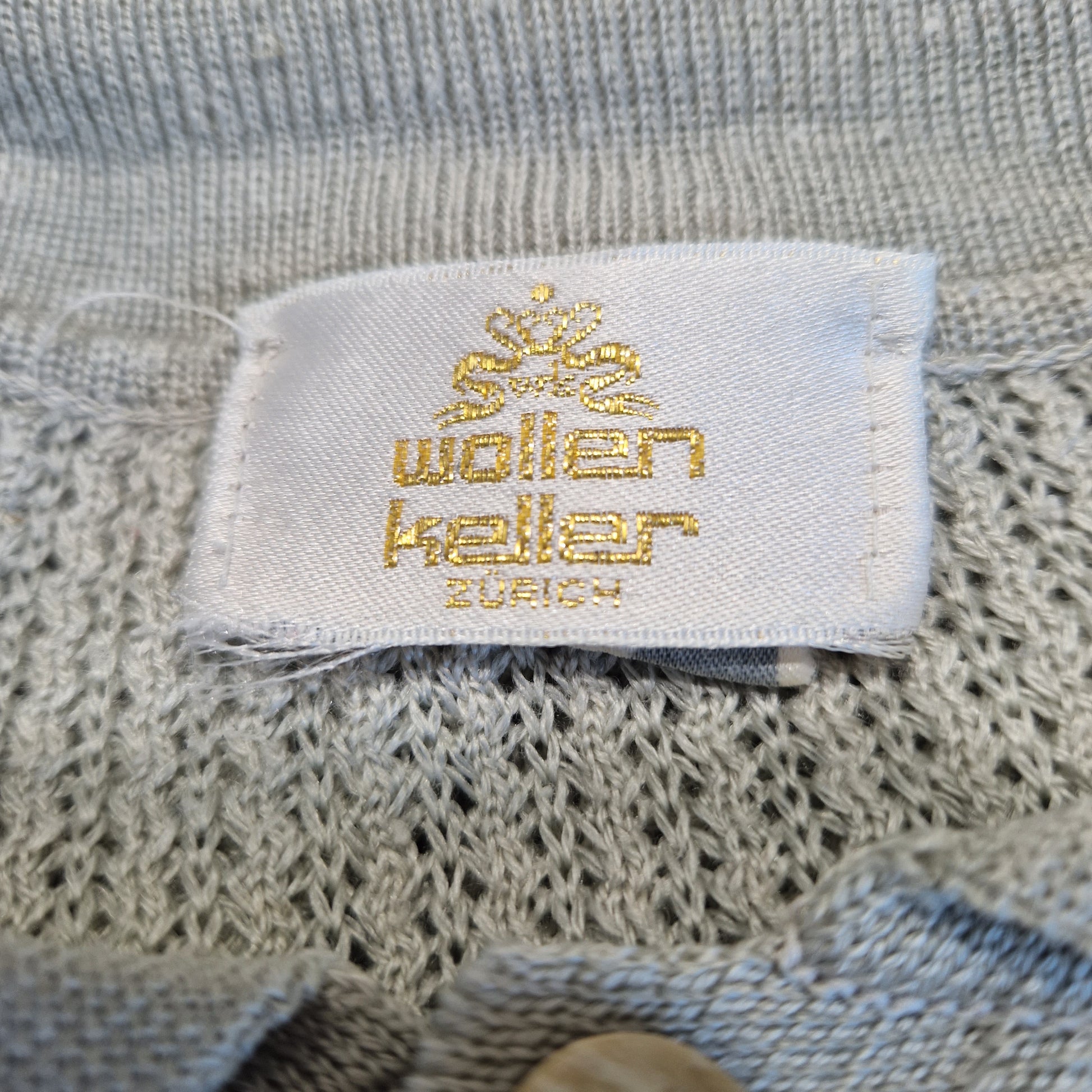 Einzigartiges und nachhaltiges Vintage T-Shirt in sand mit Kragen. Unique and sustainable vintage t-shirt in buff and with collar. Tag.
