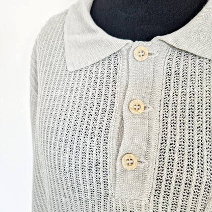 Einzigartiges und nachhaltiges Vintage T-Shirt in sand mit Kragen. Unique and sustainable vintage t-shirt in buff and with collar. Close-up.