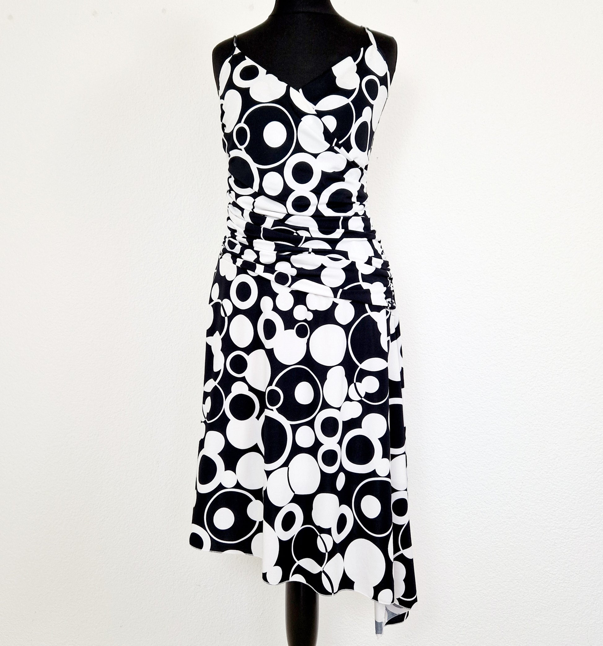 Einzigartiges und nachhaltiges Vintage Kleid in schwarz-weiss. Unique and sustainable vintage dress in black and white. Front.