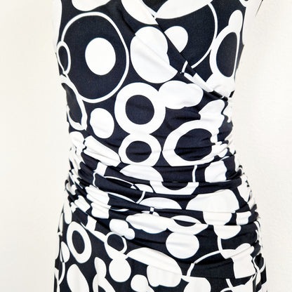 Einzigartiges und nachhaltiges Vintage Kleid in schwarz-weiss. Unique and sustainable vintage dress in black and white. Close-up.