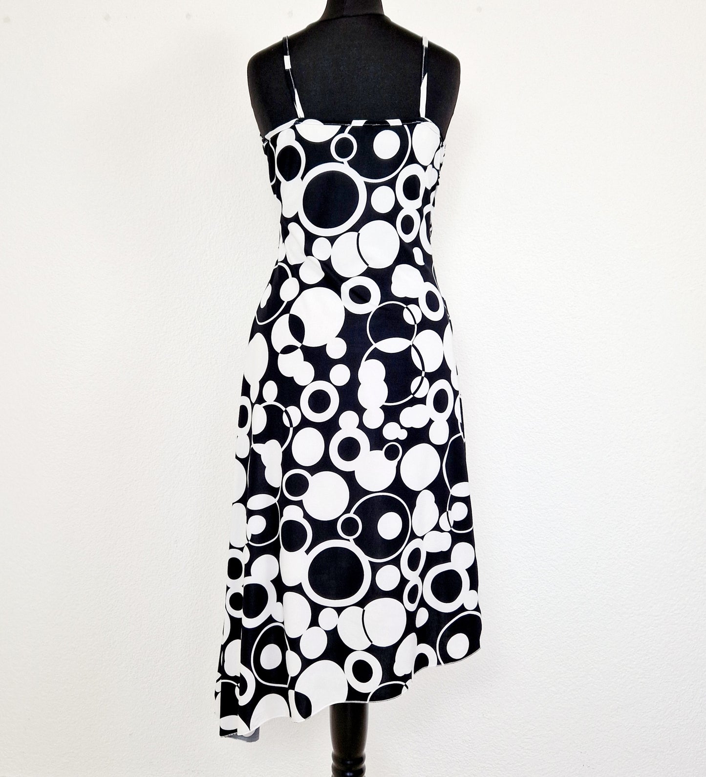Einzigartiges und nachhaltiges Vintage Kleid in schwarz-weiss. Unique and sustainable vintage dress in black and white. Back.
