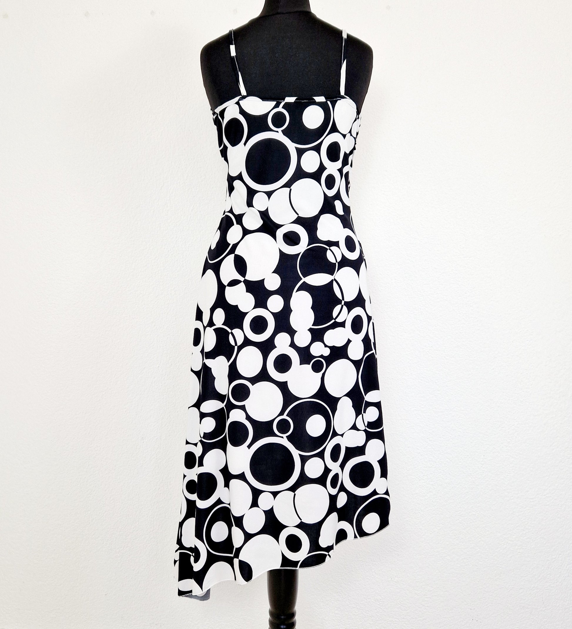 Einzigartiges und nachhaltiges Vintage Kleid in schwarz-weiss. Unique and sustainable vintage dress in black and white. Back.