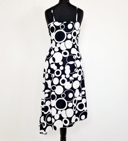 Einzigartiges und nachhaltiges Vintage Kleid in schwarz-weiss. Unique and sustainable vintage dress in black and white. Back.