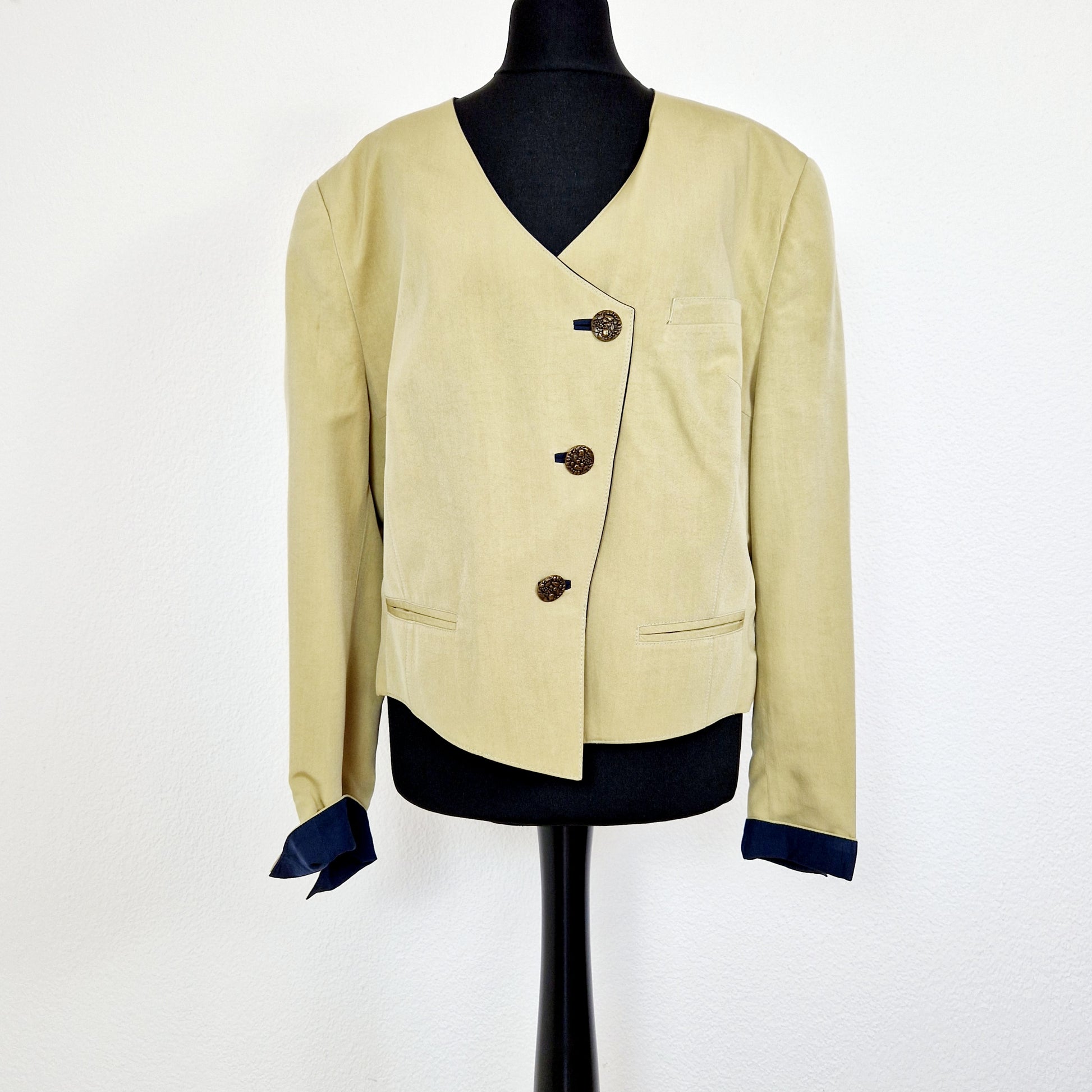 Einzigartiger und nachhaltiger Vintage Blazer in beige und asymmetrisch. Unique and sustainable vintage blazer in beige and asymmetrical.