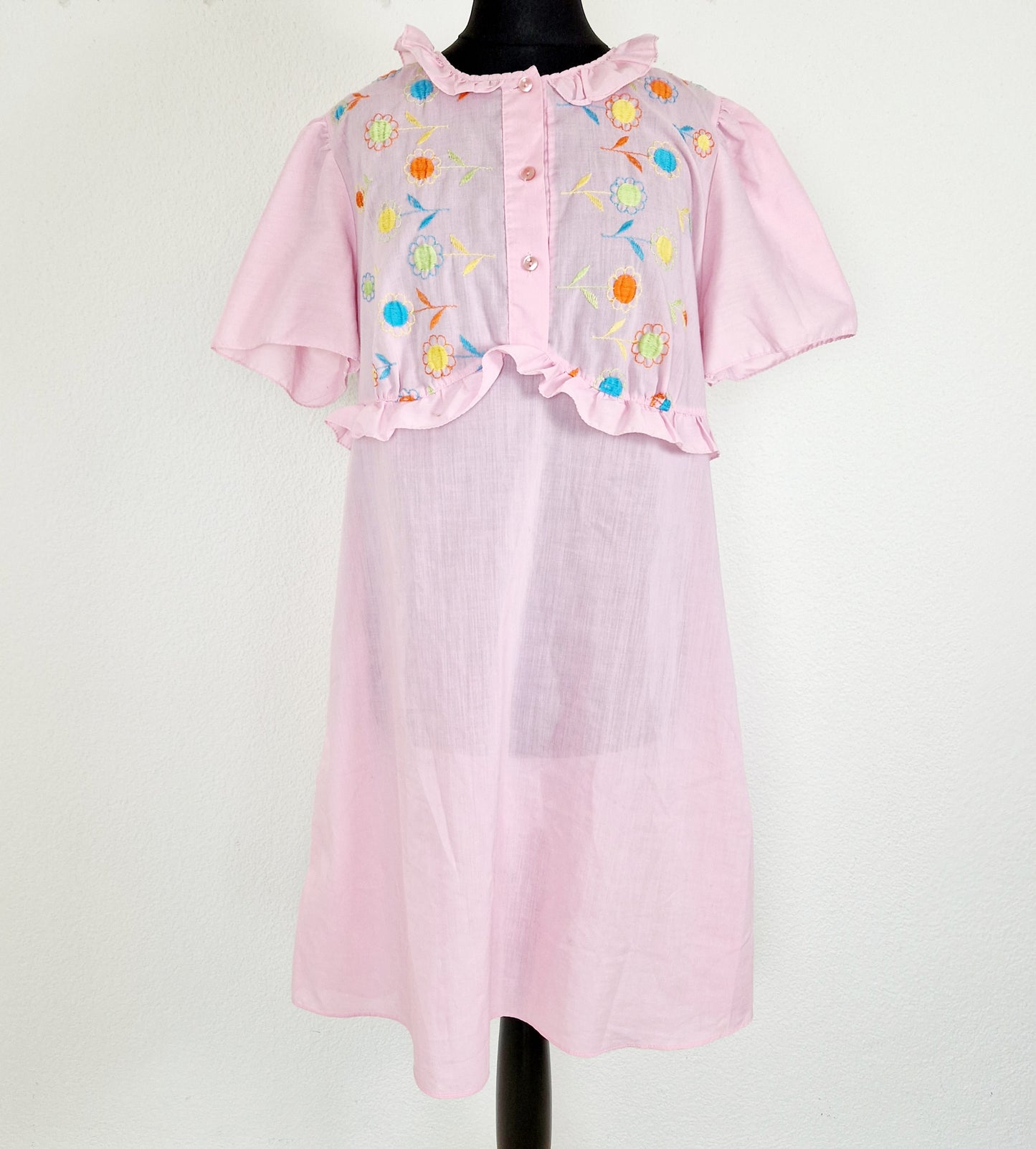 Einzigartiges und nachhaltiges Vintage Nachthemd in rosa mit Stickereien. Unique and sustainable nightdress in pink with embroidery. Front.