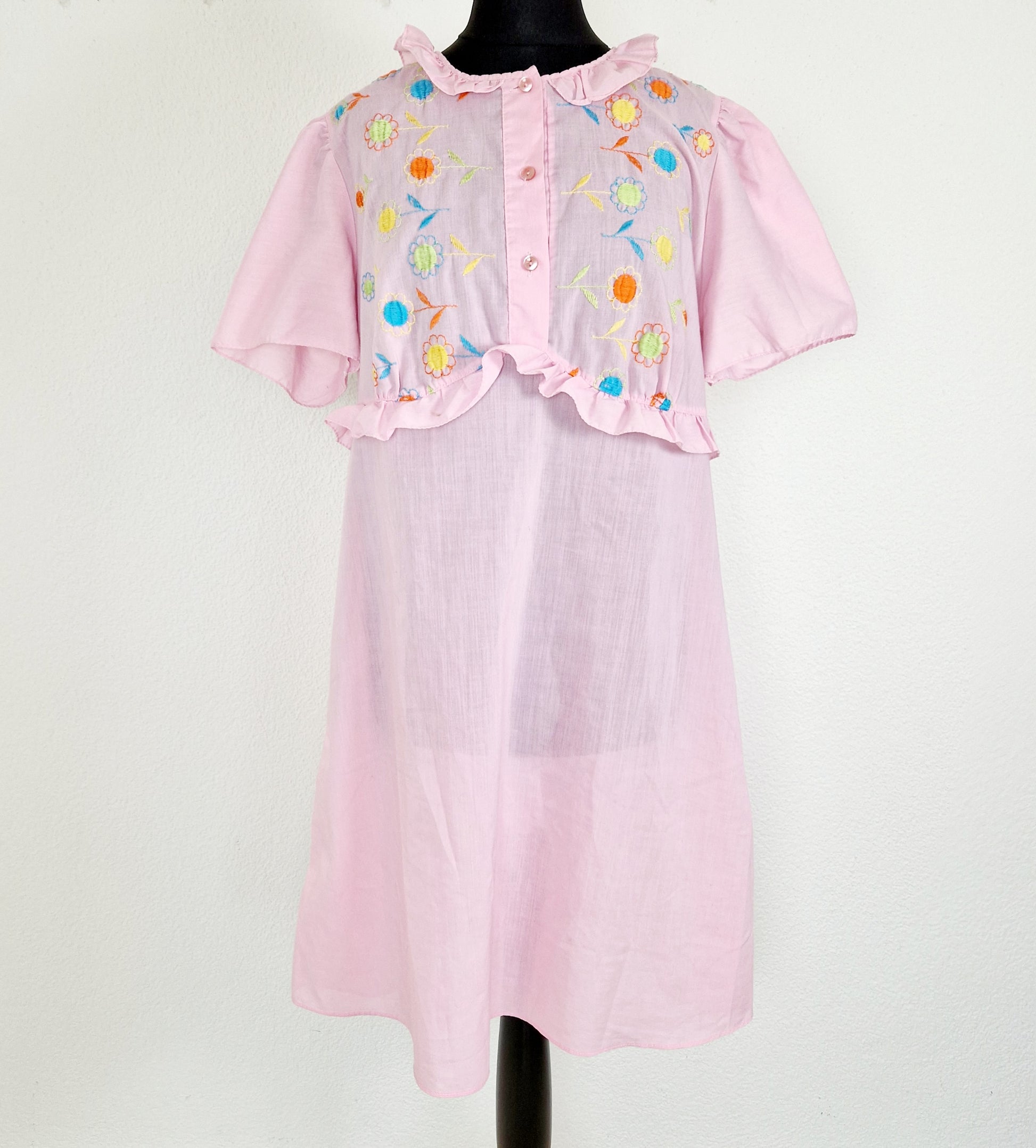 Einzigartiges und nachhaltiges Vintage Nachthemd in rosa mit Stickereien. Unique and sustainable nightdress in pink with embroidery. Front.