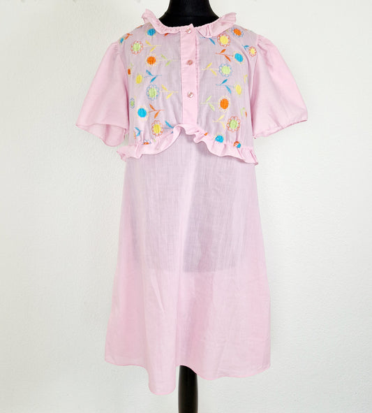 Einzigartiges und nachhaltiges Vintage Nachthemd in rosa mit Stickereien. Unique and sustainable nightdress in pink with embroidery. Front.