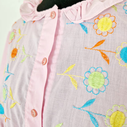 Einzigartiges und nachhaltiges Vintage Nachthemd in rosa mit Stickereien. Unique and sustainable nightdress in pink with embroidery. Close-up.