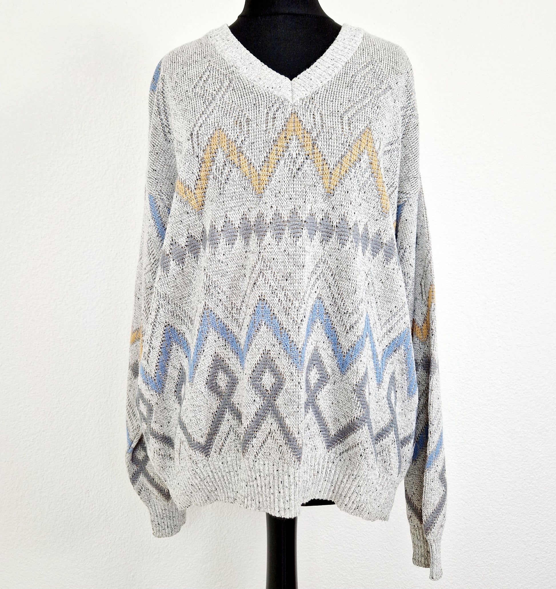 Einzigartiger und nachhaltiger Vintage Pullover in grau-blau-gelb. Unique und sustainable vintage pullover in grey-blue-yellow. Front.
