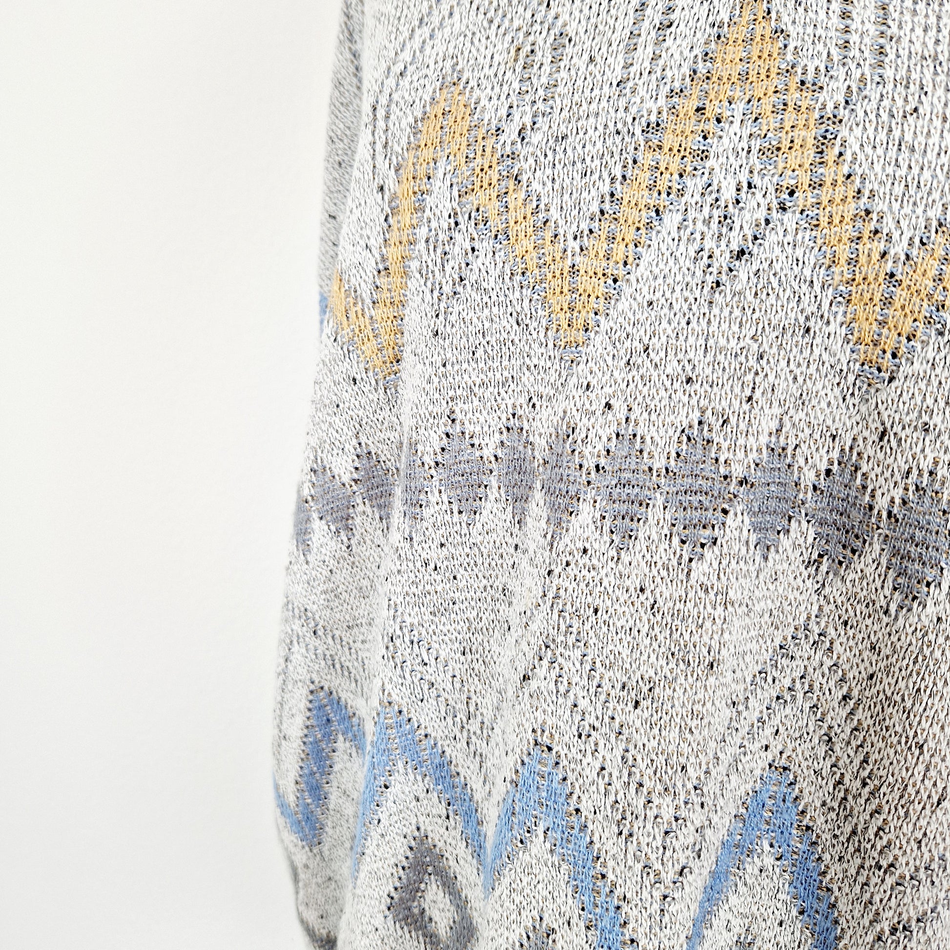 Einzigartiger und nachhaltiger Vintage Pullover in grau-blau-gelb. Unique und sustainable vintage pullover in grey-blue-yellow. Close-up.