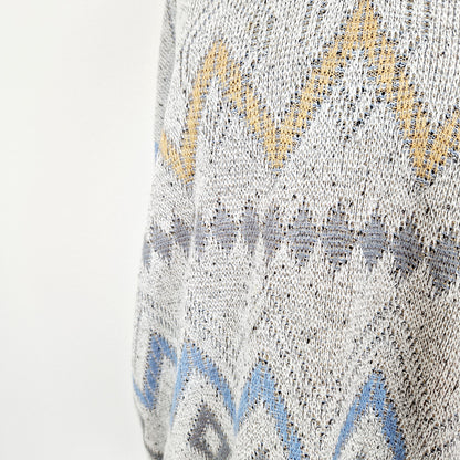 Einzigartiger und nachhaltiger Vintage Pullover in grau-blau-gelb. Unique und sustainable vintage pullover in grey-blue-yellow. Close-up.
