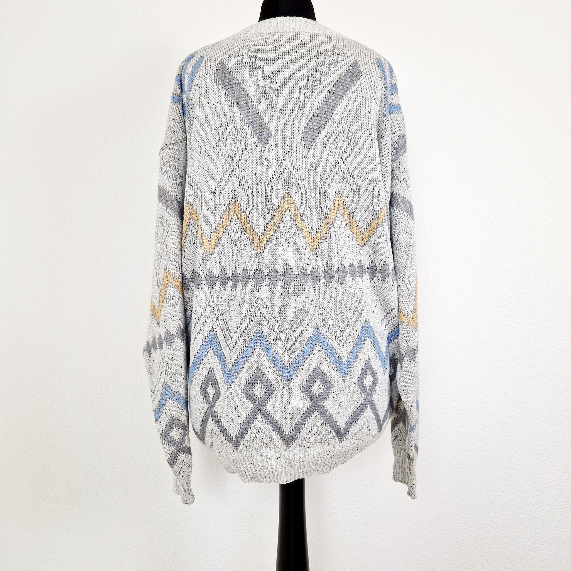 Einzigartiger und nachhaltiger Vintage Pullover in grau-blau-gelb. Unique und sustainable vintage pullover in grey-blue-yellow. Back.