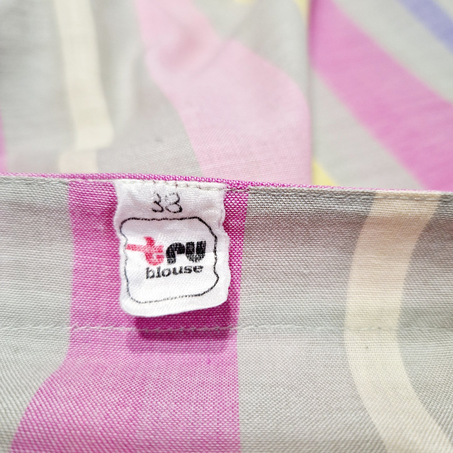 Einzigartige und nachhaltige Vintag Bluse pink-beige-gelb gestreift. Unique and sustainable vintage blouse with pink-beige-yellow stripes. Tag.