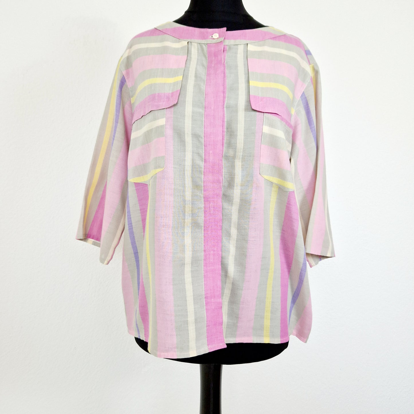 Einzigartige und nachhaltige Vintag Bluse pink-beige-gelb gestreift. Unique and sustainable vintage blouse with pink-beige-yellow stripes. Front.