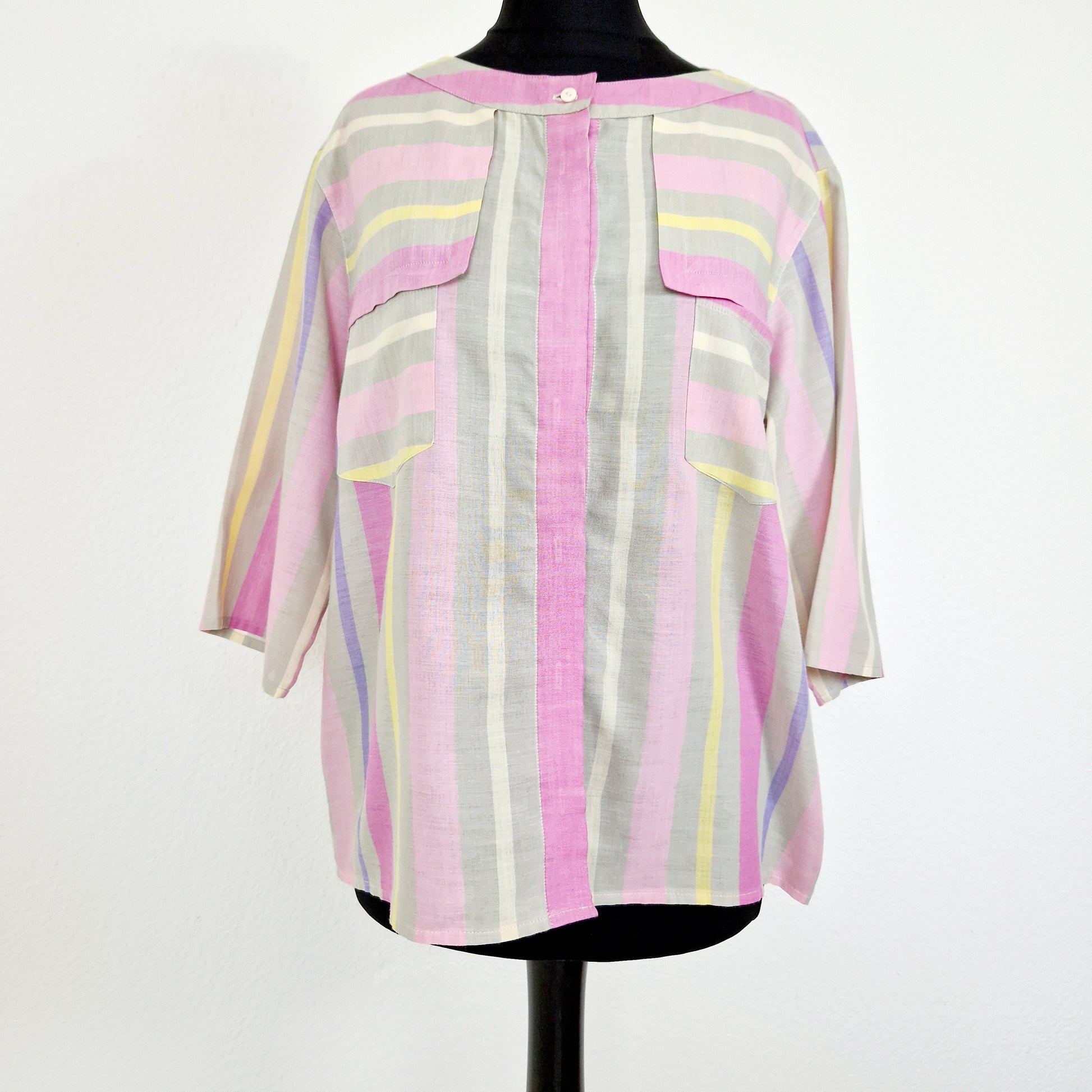 Einzigartige und nachhaltige Vintag Bluse pink-beige-gelb gestreift. Unique and sustainable vintage blouse with pink-beige-yellow stripes. Front.