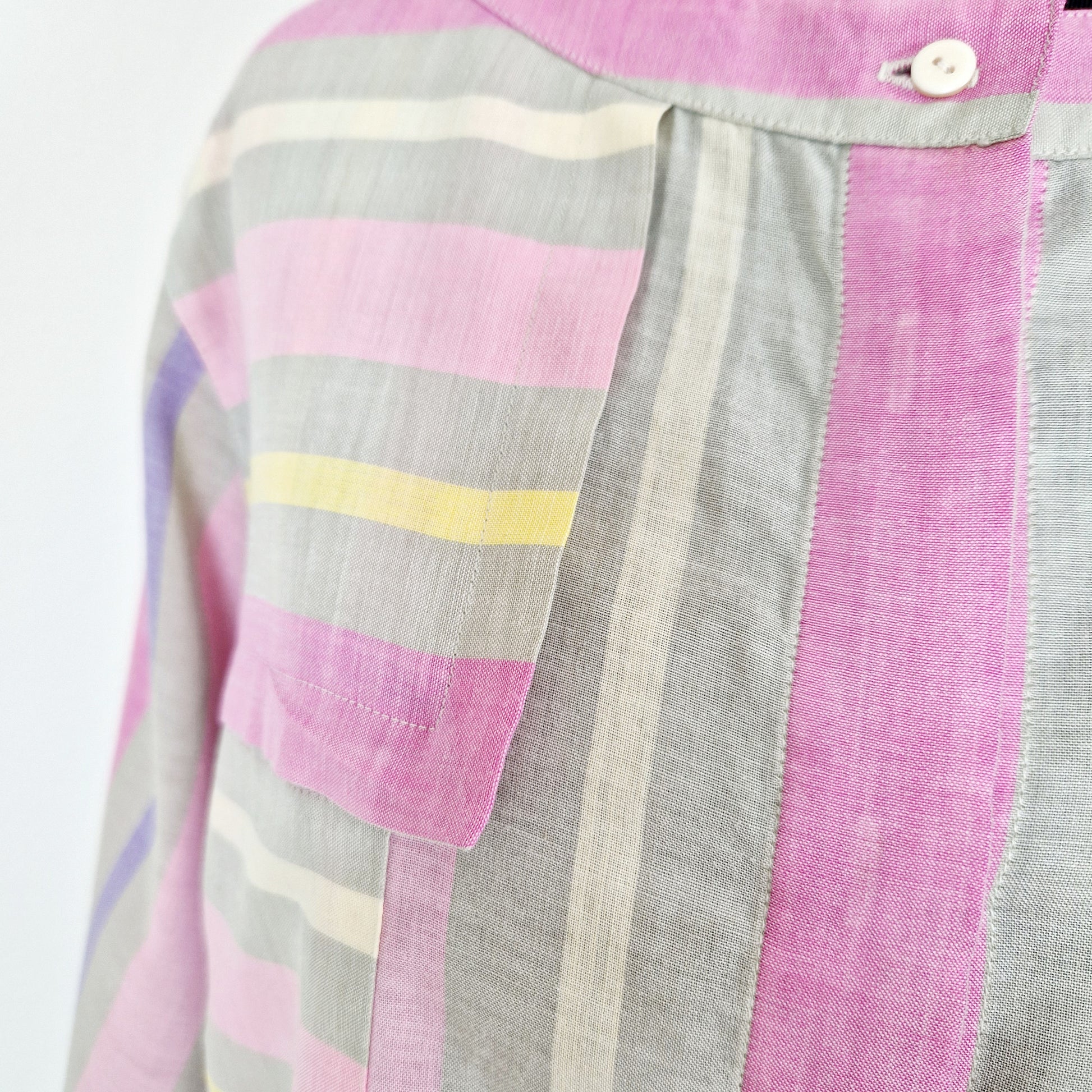 Einzigartige und nachhaltige Vintag Bluse pink-beige-gelb gestreift. Unique and sustainable vintage blouse with pink-beige-yellow stripes. Close-up.