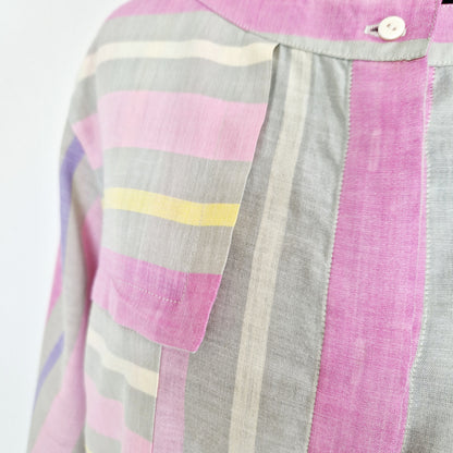 Einzigartige und nachhaltige Vintag Bluse pink-beige-gelb gestreift. Unique and sustainable vintage blouse with pink-beige-yellow stripes. Close-up.