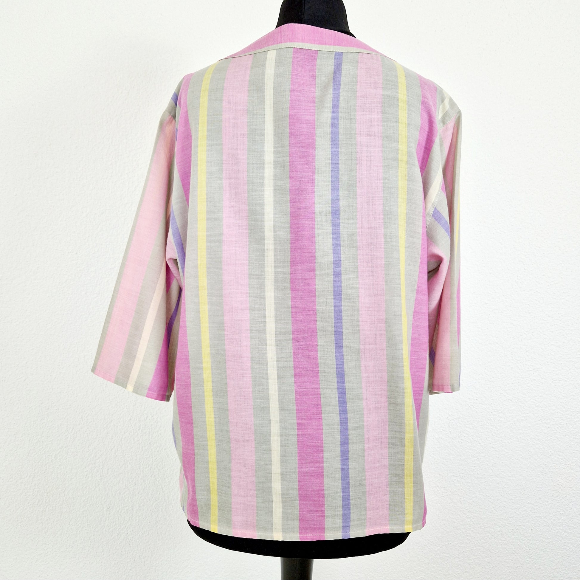 Einzigartige und nachhaltige Vintag Bluse pink-beige-gelb gestreift. Unique and sustainable vintage blouse with pink-beige-yellow stripes. Back.