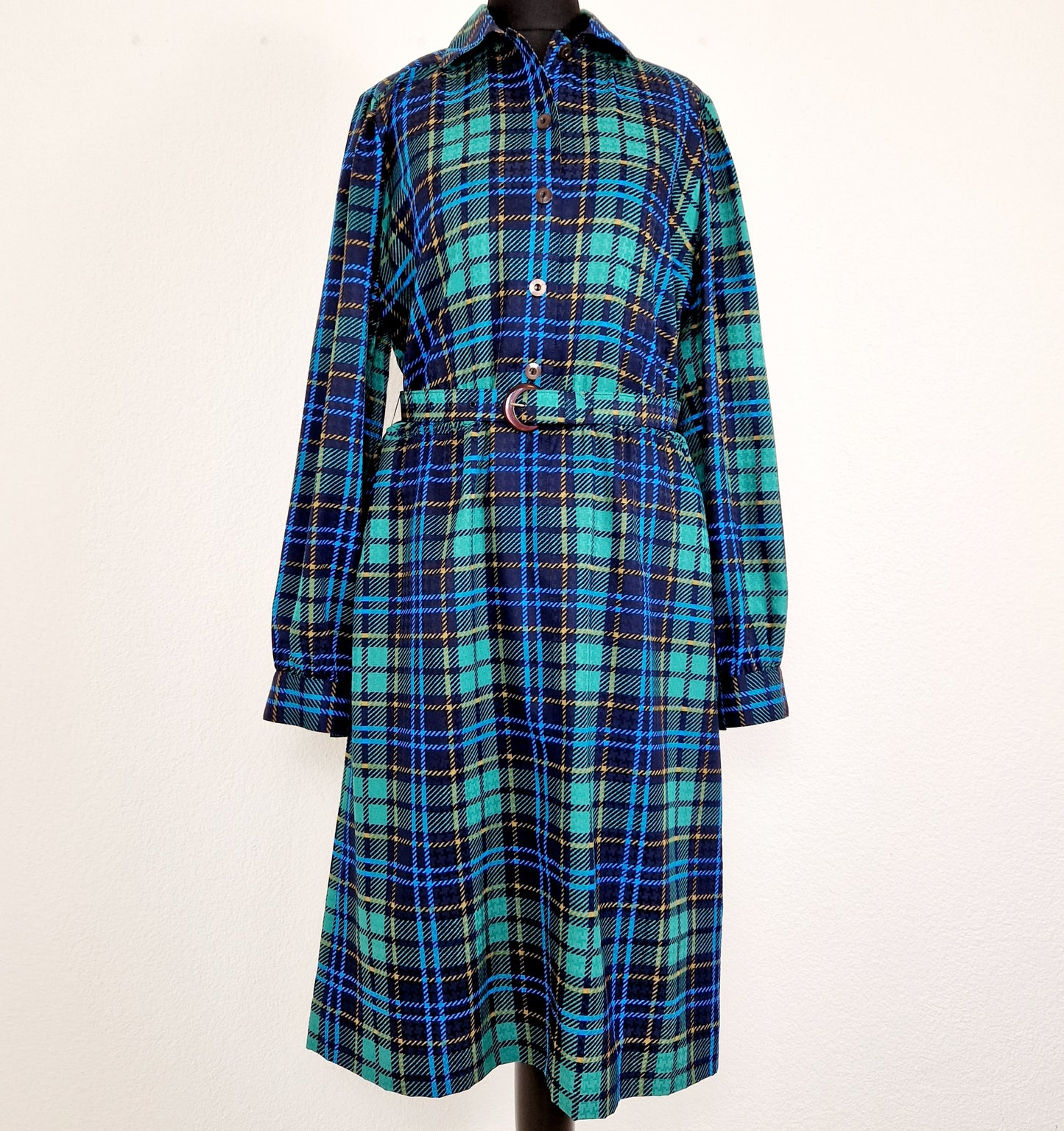 Einzigartiges und nachhaltiges Vintage Kleid in grün-blau-gelb kariert. Unique and sustainable vintage dress in green-blue-yellow and checkered. Front.