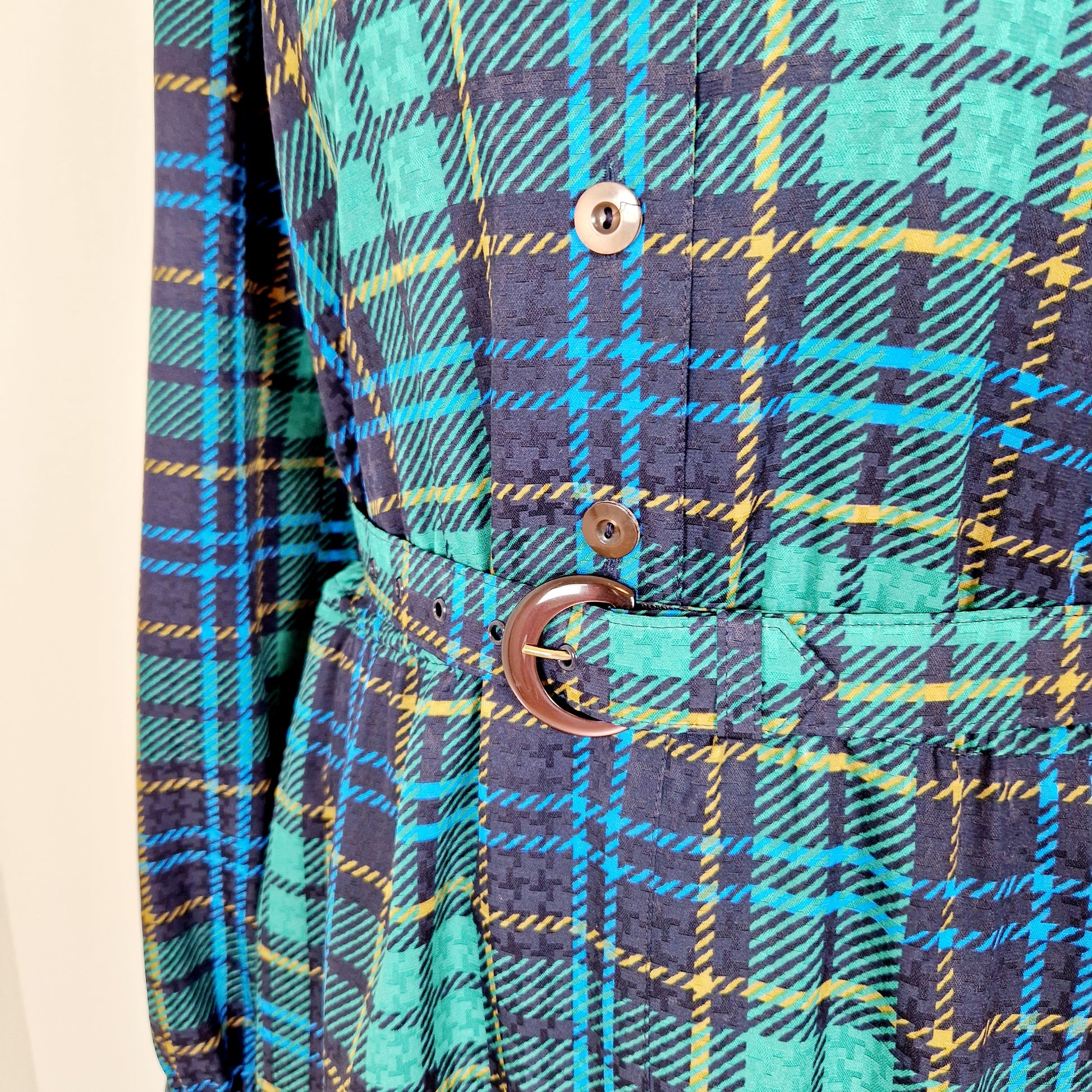 Einzigartiges und nachhaltiges Vintage Kleid in grün-blau-gelb kariert. Unique and sustainable vintage dress in green-blue-yellow and checkered. Close-up.