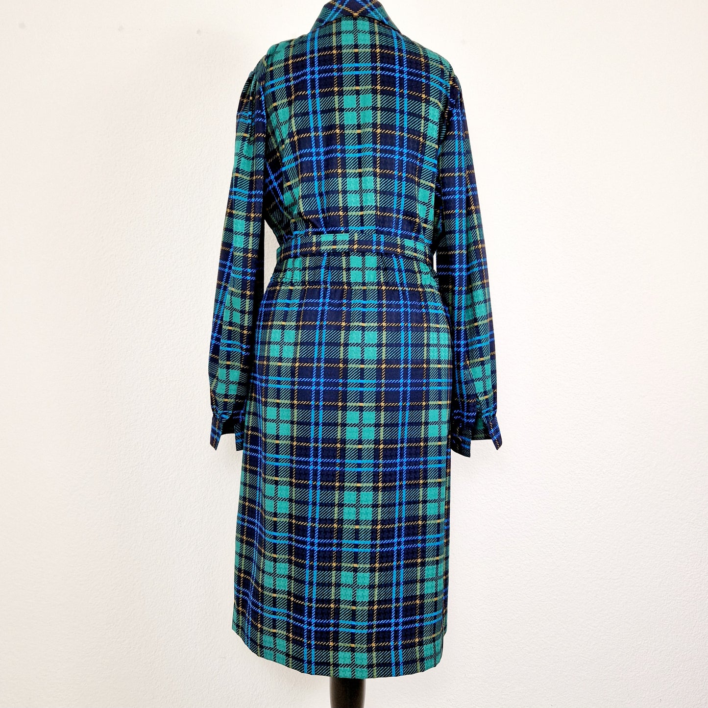 Einzigartiges und nachhaltiges Vintage Kleid in grün-blau-gelb kariert. Unique and sustainable vintage dress in green-blue-yellow and checkered. Back.