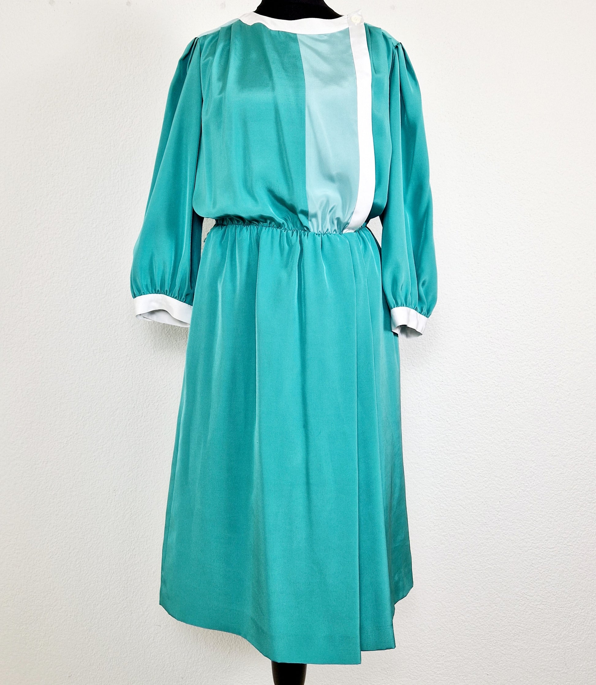 Einzigartiges und nachhaltiges Vintage Kleid in grün-weiss. Unique and sustainable vintage dress in green-white. Front.