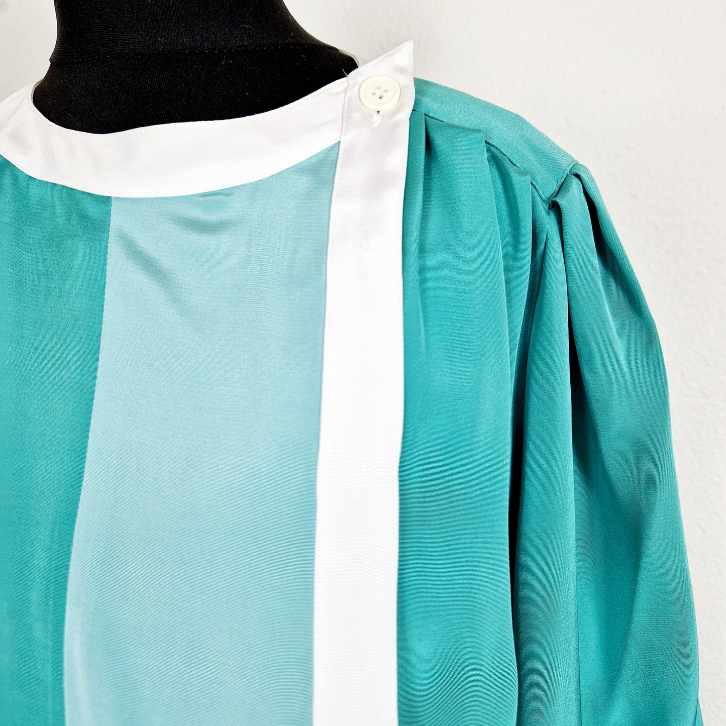 Einzigartiges und nachhaltiges Vintage Kleid in grün-weiss. Unique and sustainable vintage dress in green-white. Close-up.