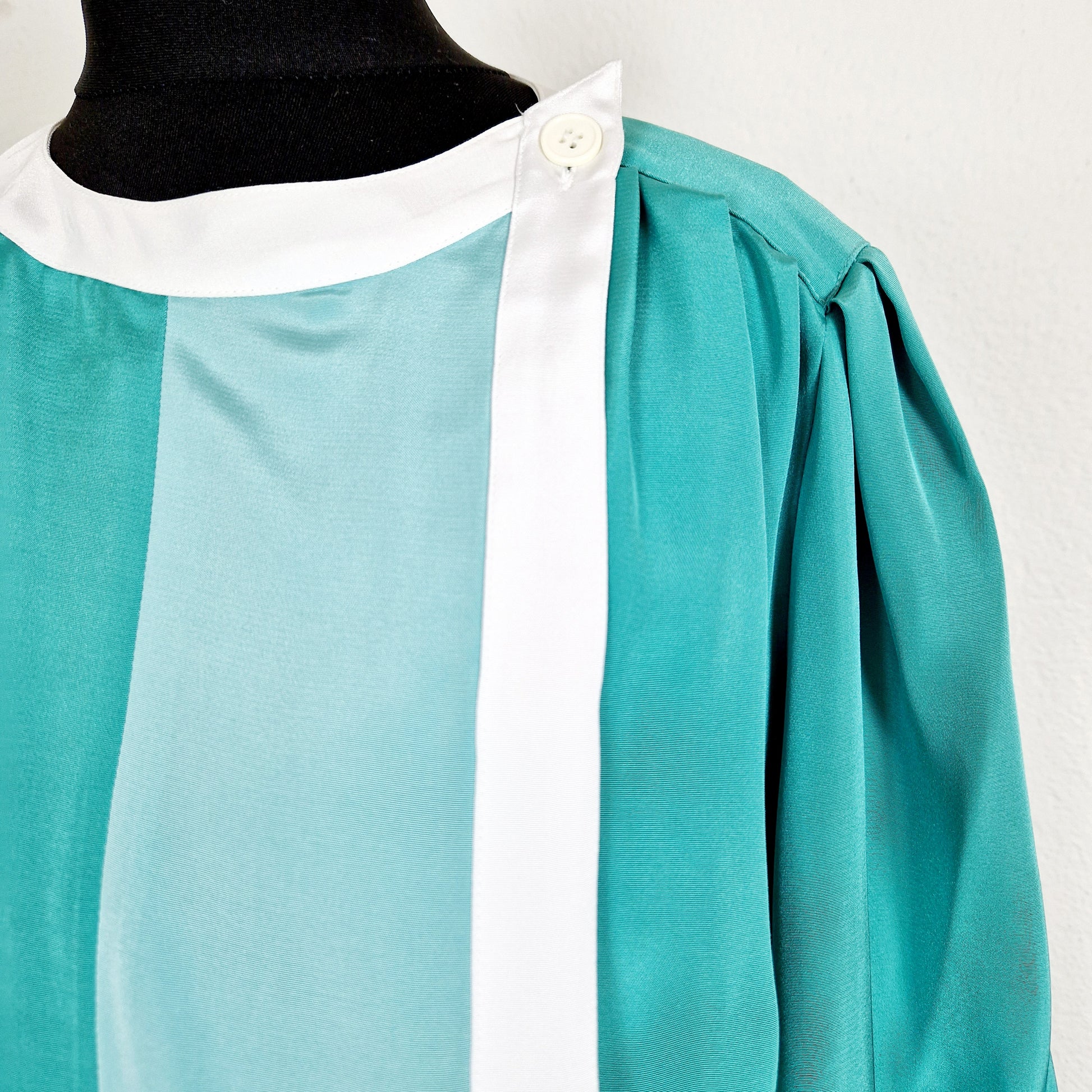 Einzigartiges und nachhaltiges Vintage Kleid in grün-weiss. Unique and sustainable vintage dress in green-white. Close-up.