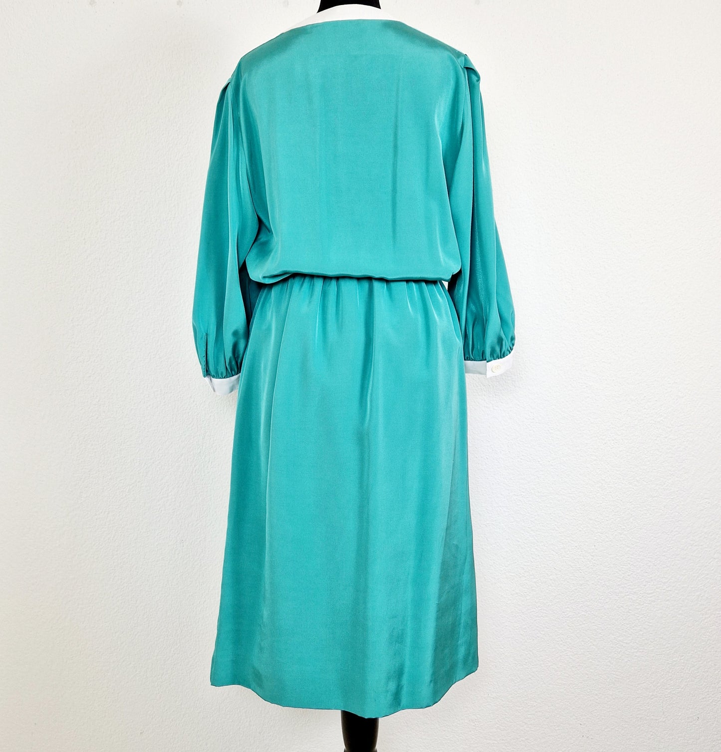 Einzigartiges und nachhaltiges Vintage Kleid in grün-weiss. Unique and sustainable vintage dress in green-white. Back.