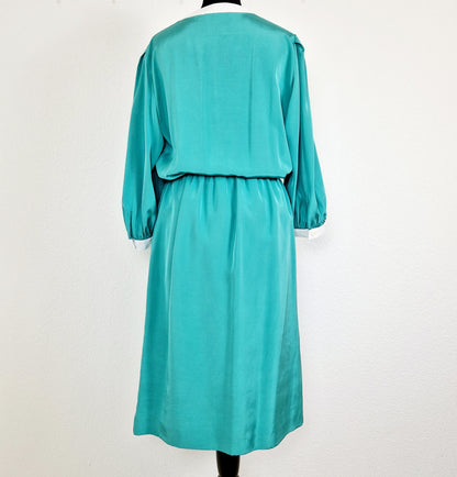 Einzigartiges und nachhaltiges Vintage Kleid in grün-weiss. Unique and sustainable vintage dress in green-white. Back.