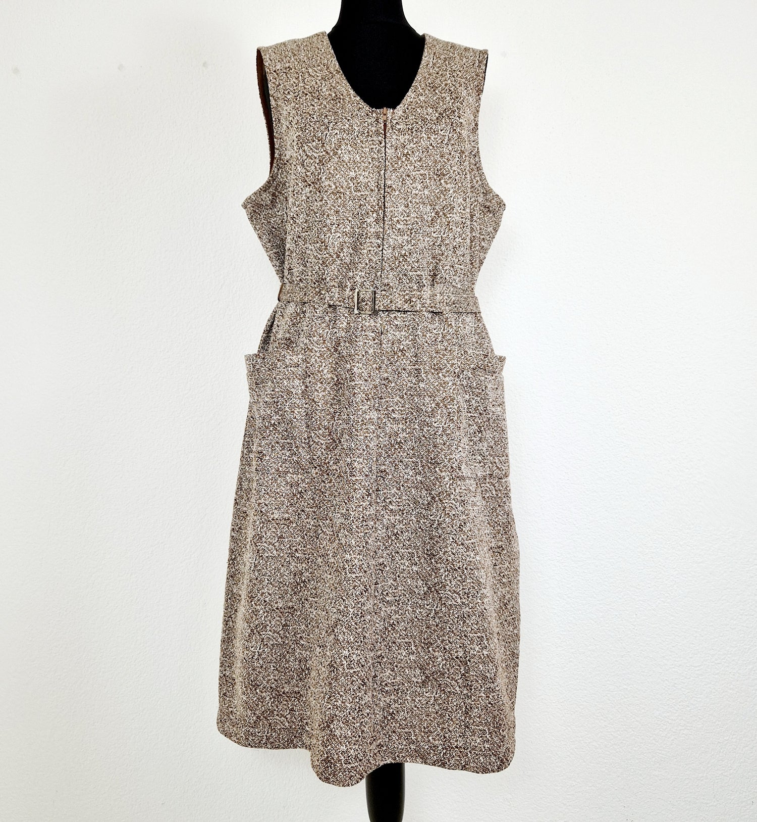Einzigartiges und nachhaltiges Vintage Kleid in braun-beige meliert. Unique and sustainable vintage dress in brown-beige, mottled. Front.