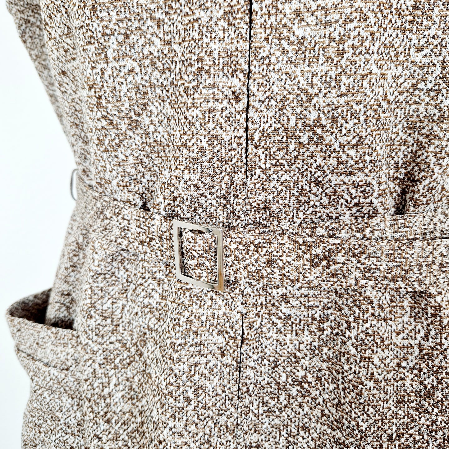 Einzigartiges und nachhaltiges Vintage Kleid in braun-beige meliert. Unique and sustainable vintage dress in brown-beige, mottled. Close-up.