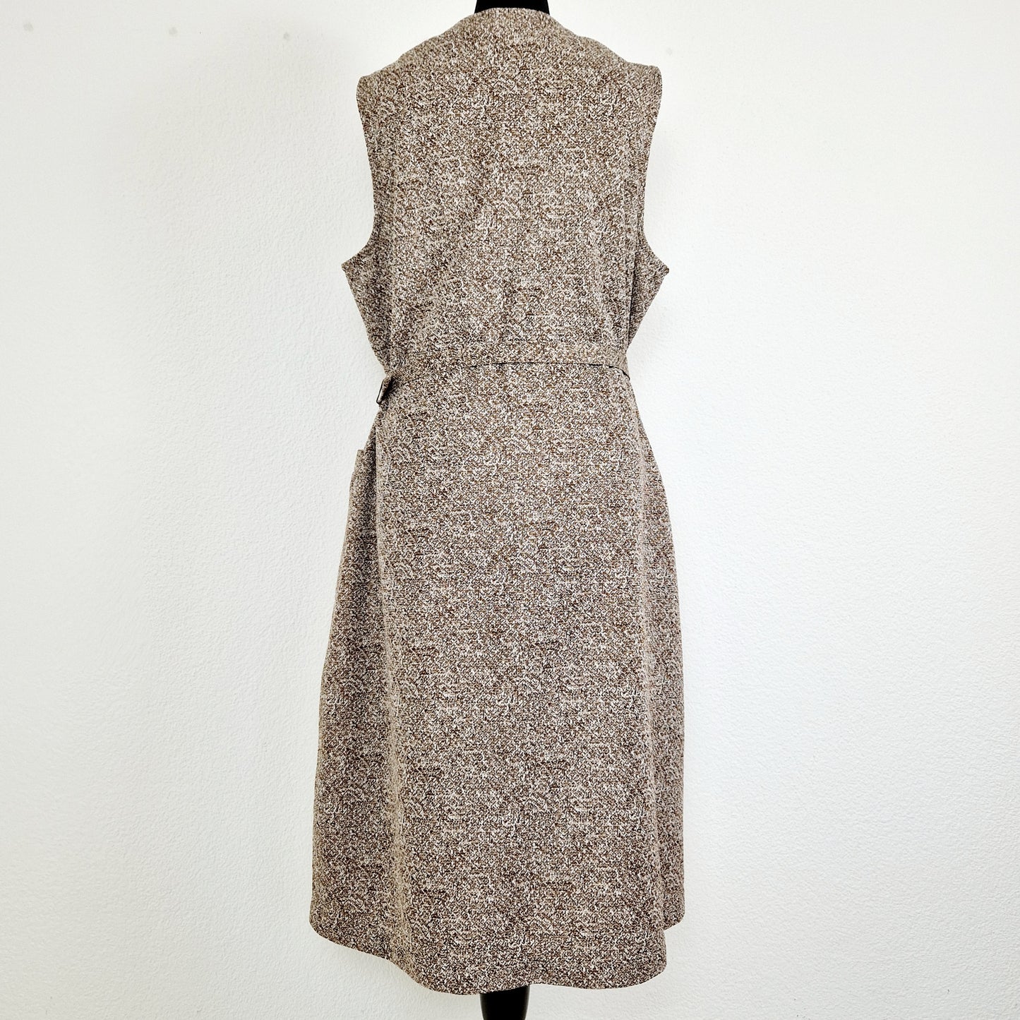 Einzigartiges und nachhaltiges Vintage Kleid in braun-beige meliert. Unique and sustainable vintage dress in brown-beige, mottled. Back.