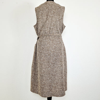 Einzigartiges und nachhaltiges Vintage Kleid in braun-beige meliert. Unique and sustainable vintage dress in brown-beige, mottled. Back.