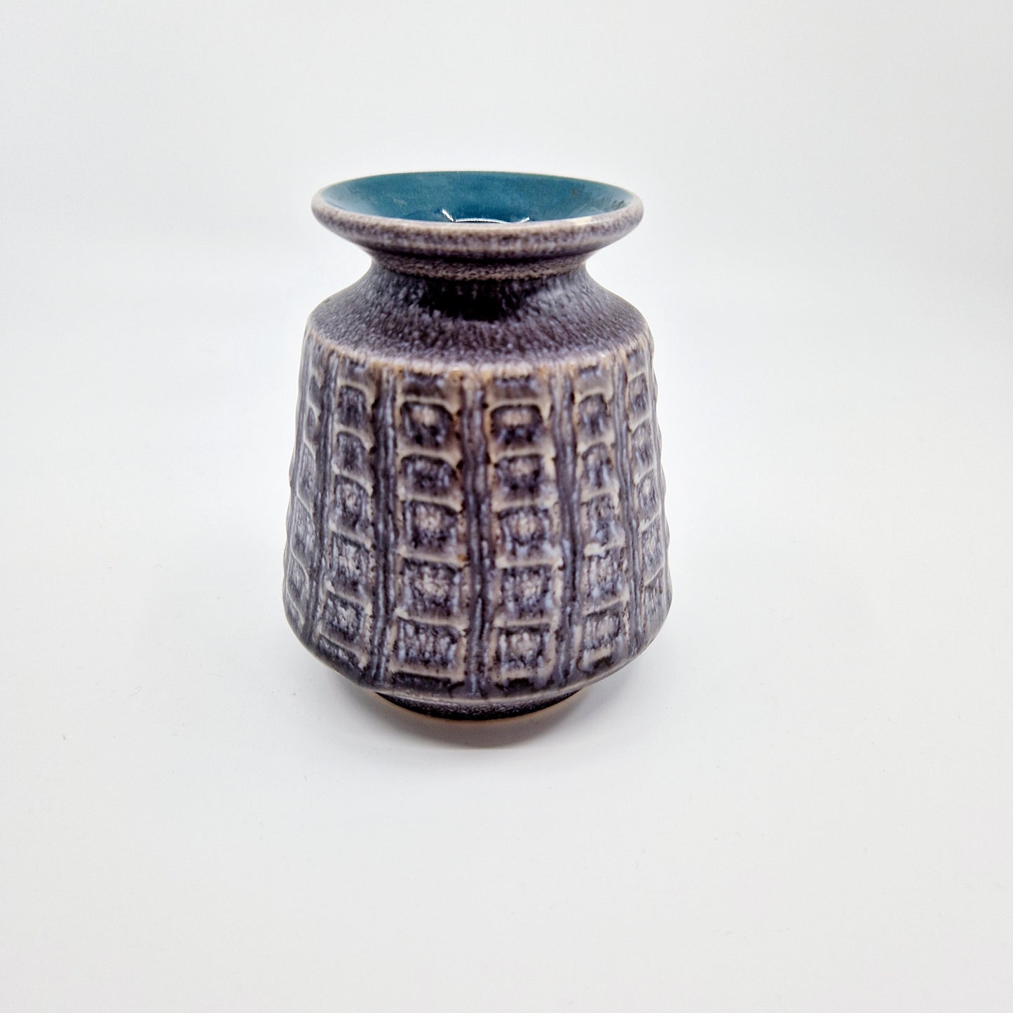 Einzigartige und nachhaltige Vintage Vase in grau von Ilkra. Unique and sustainable vintage vase in grey from Ilkra. Front.