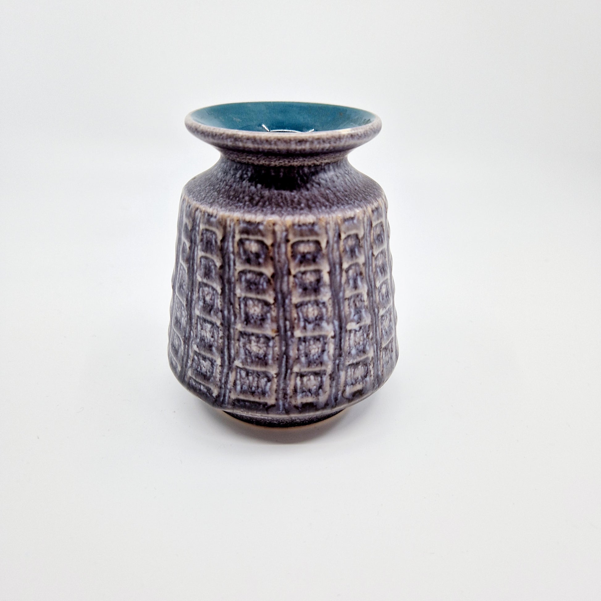 Einzigartige und nachhaltige Vintage Vase in grau von Ilkra. Unique and sustainable vintage vase in grey from Ilkra. Front.