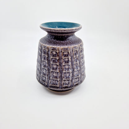 Einzigartige und nachhaltige Vintage Vase in grau von Ilkra. Unique and sustainable vintage vase in grey from Ilkra. Front.