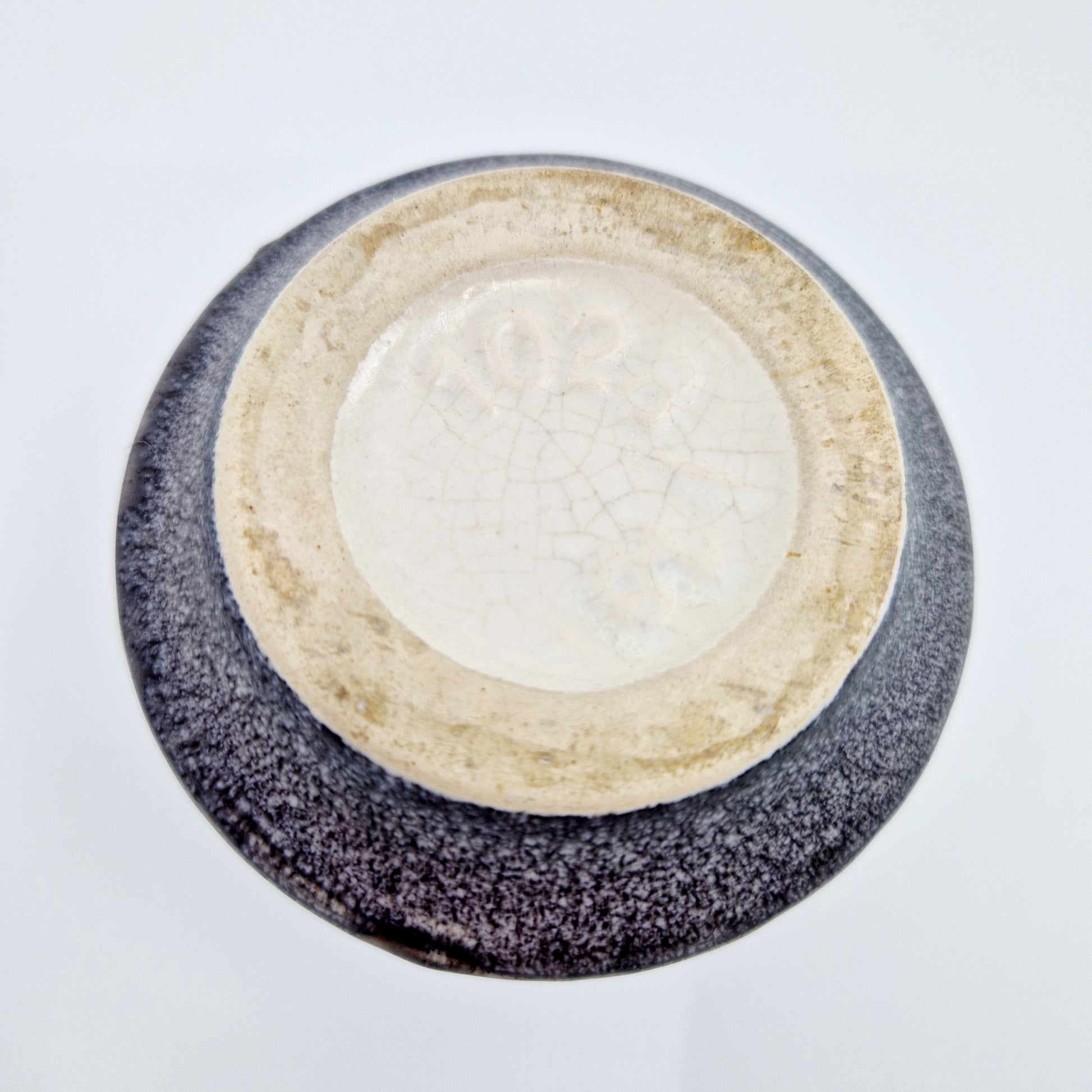 Einzigartige und nachhaltige Vintage Vase in grau von Ilkra. Unique and sustainable vintage vase in grey from Ilkra. Below.
