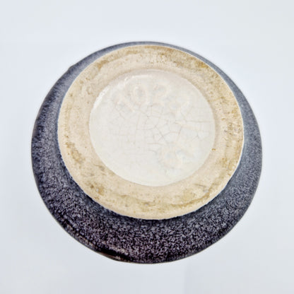 Einzigartige und nachhaltige Vintage Vase in grau von Ilkra. Unique and sustainable vintage vase in grey from Ilkra. Below.