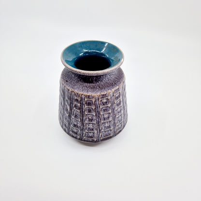 Einzigartige und nachhaltige Vintage Vase in grau von Ilkra. Unique and sustainable vintage vase in grey from Ilkra. Side.