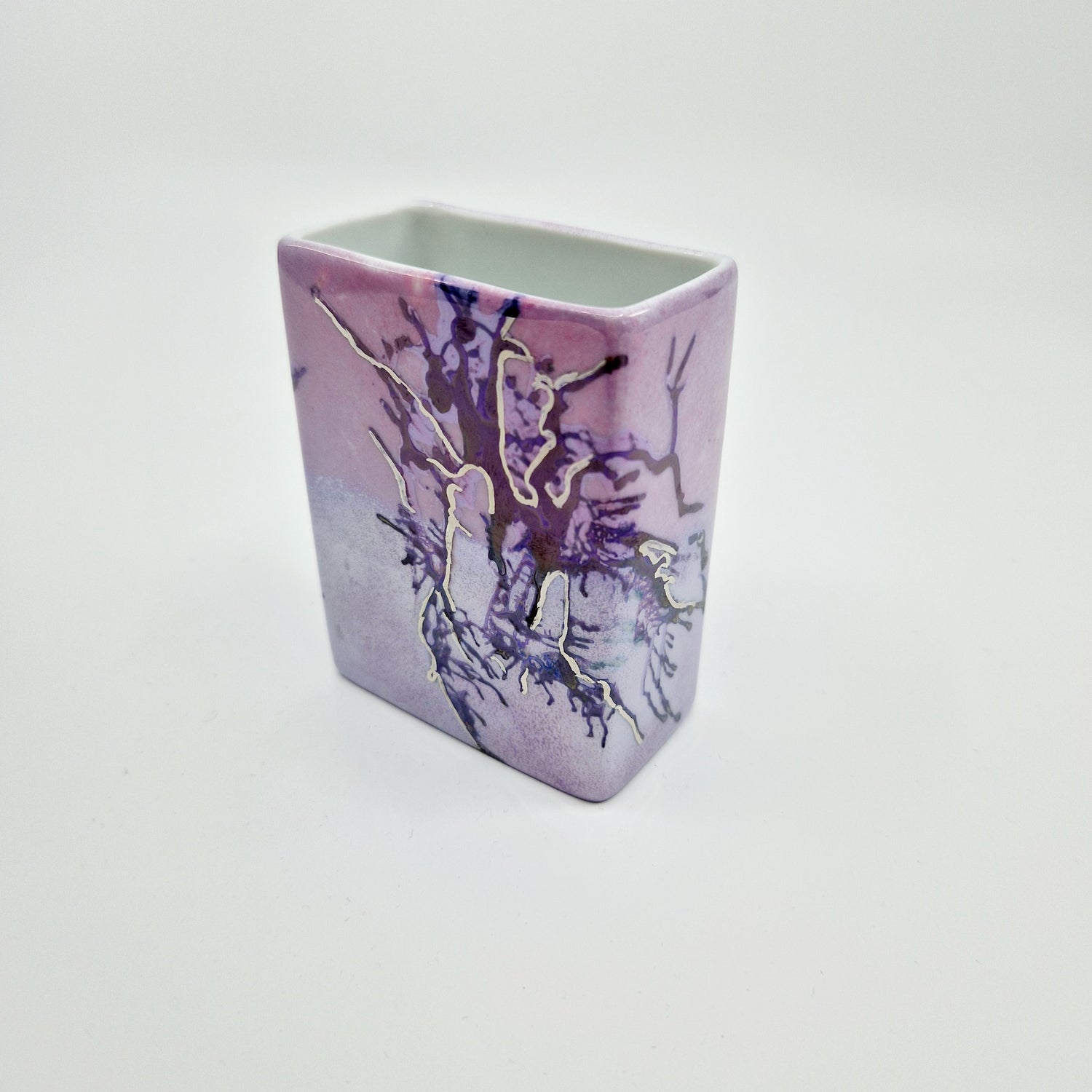 Einzigartige und nachhaltige Vintage Vase in rosa-violett. Unique and sustainable vintage vase in pink-purple. Front.