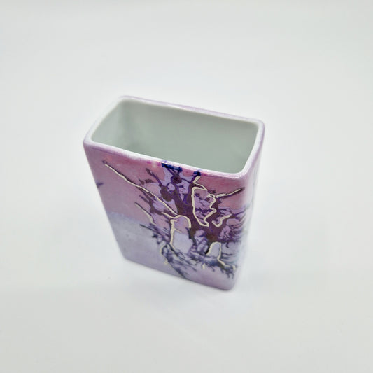 Einzigartige und nachhaltige Vintage Vase in rosa-violett. Unique and sustainable vintage vase in pink-purple. Side.