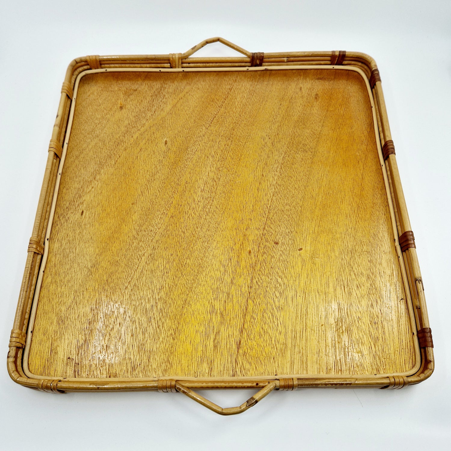 Einzigartiges und nachhaltiges Vintage Tablett aus Bambus. Unique and sustainable vintage tray, bamboo. Above.