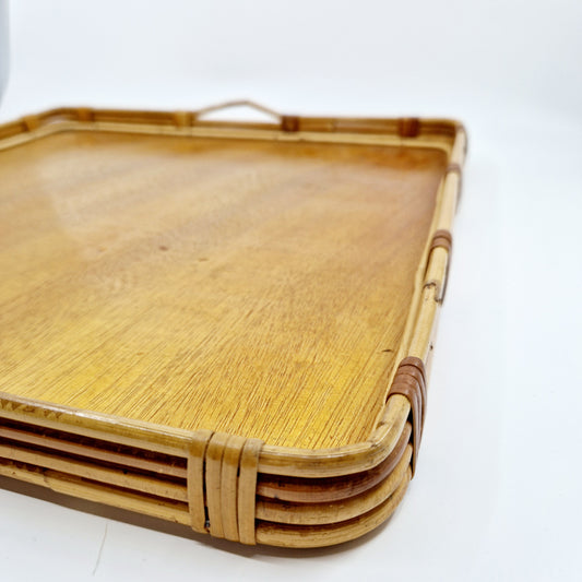 Einzigartiges und nachhaltiges Vintage Tablett aus Bambus. Unique and sustainable vintage tray, bamboo. Close-up.