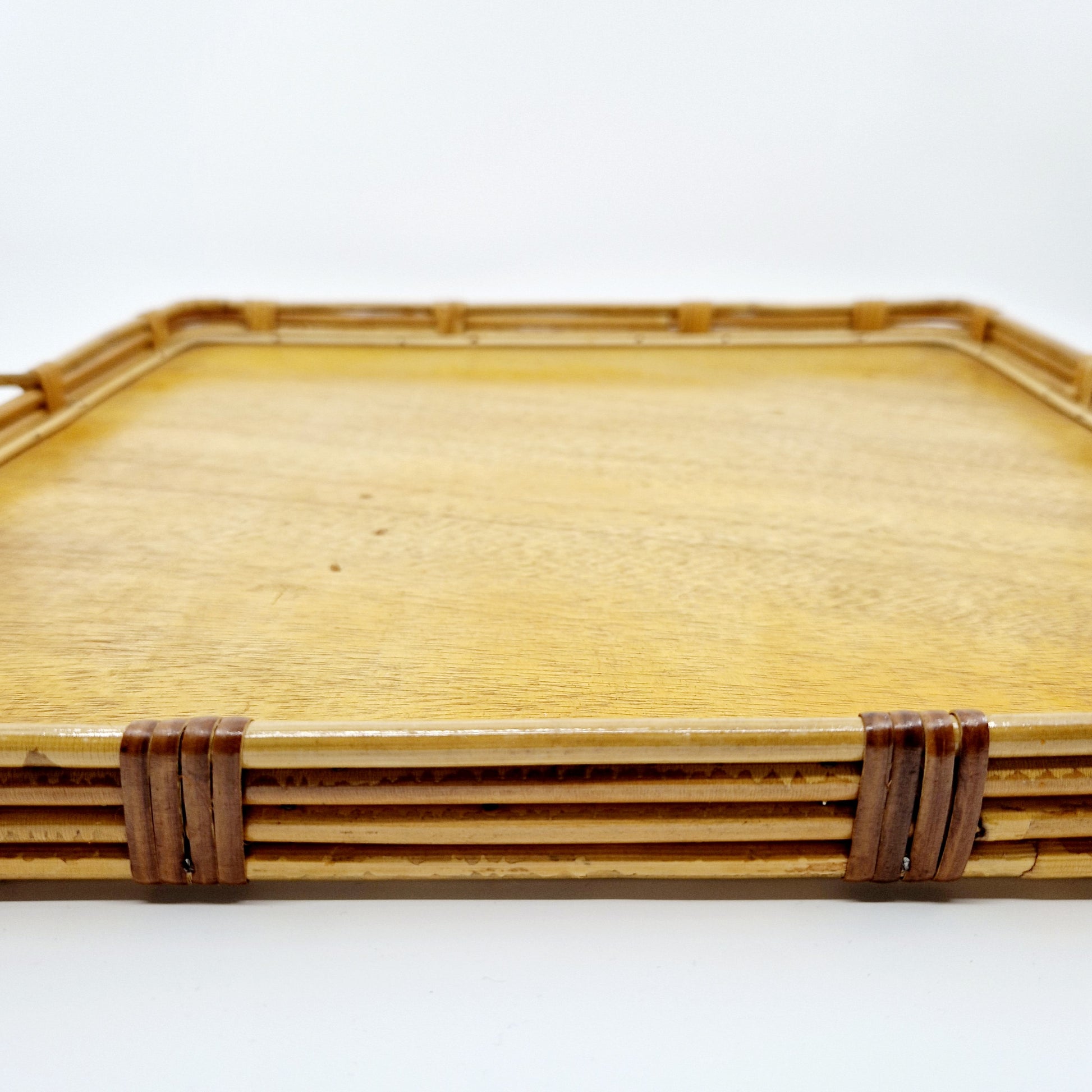 Einzigartiges und nachhaltiges Vintage Tablett aus Bambus. Unique and sustainable vintage tray, bamboo. Close-up 3.