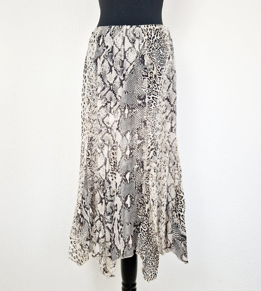 Einzigartiger und nachhaltiger Vintage Rock mit Schlangenmuster. Unique and sustainable Vintage Skirt with snake pattern. Front.