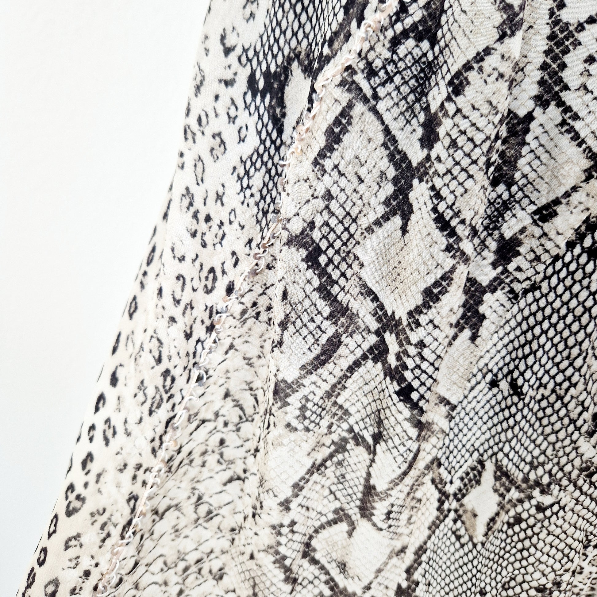 Einzigartiger und nachhaltiger Vintage Rock mit Schlangenmuster. Unique and sustainable Vintage Skirt with snake pattern. Close-up.